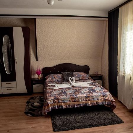 Casa Robi Hotel Pestisani Bagian luar foto