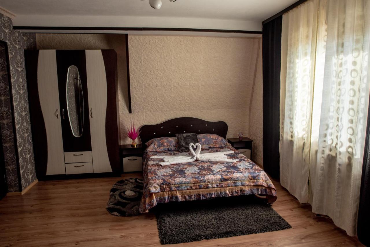 Casa Robi Hotel Pestisani Bagian luar foto