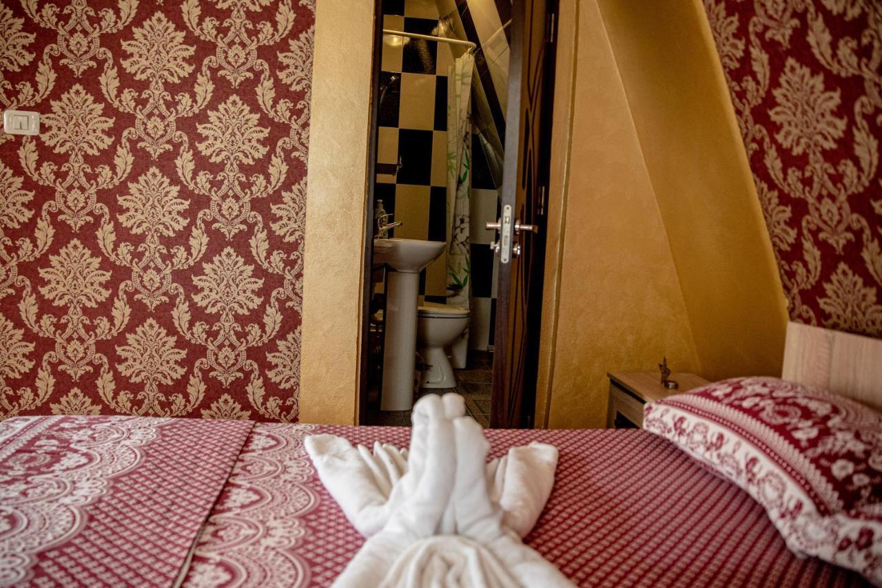 Casa Robi Hotel Pestisani Bagian luar foto