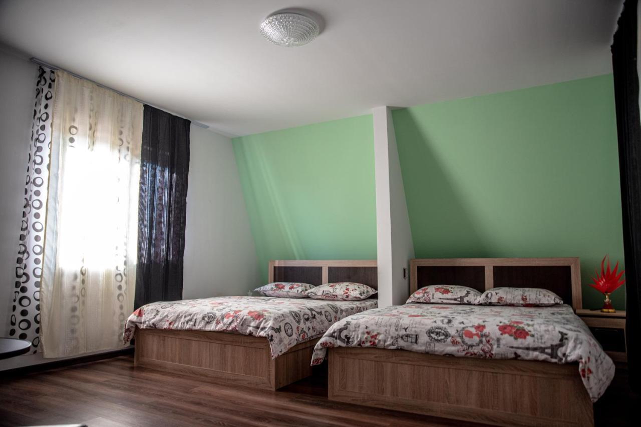 Casa Robi Hotel Pestisani Bagian luar foto