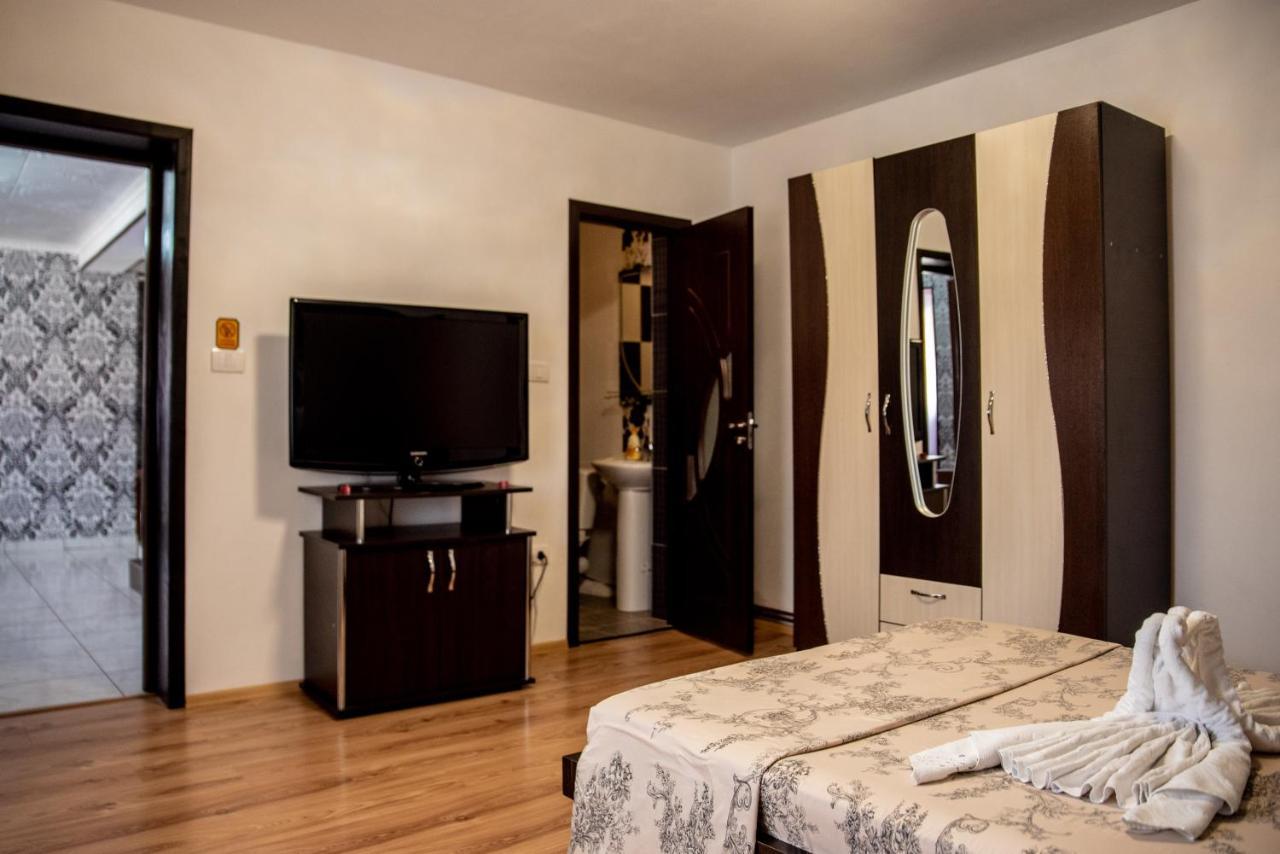 Casa Robi Hotel Pestisani Bagian luar foto