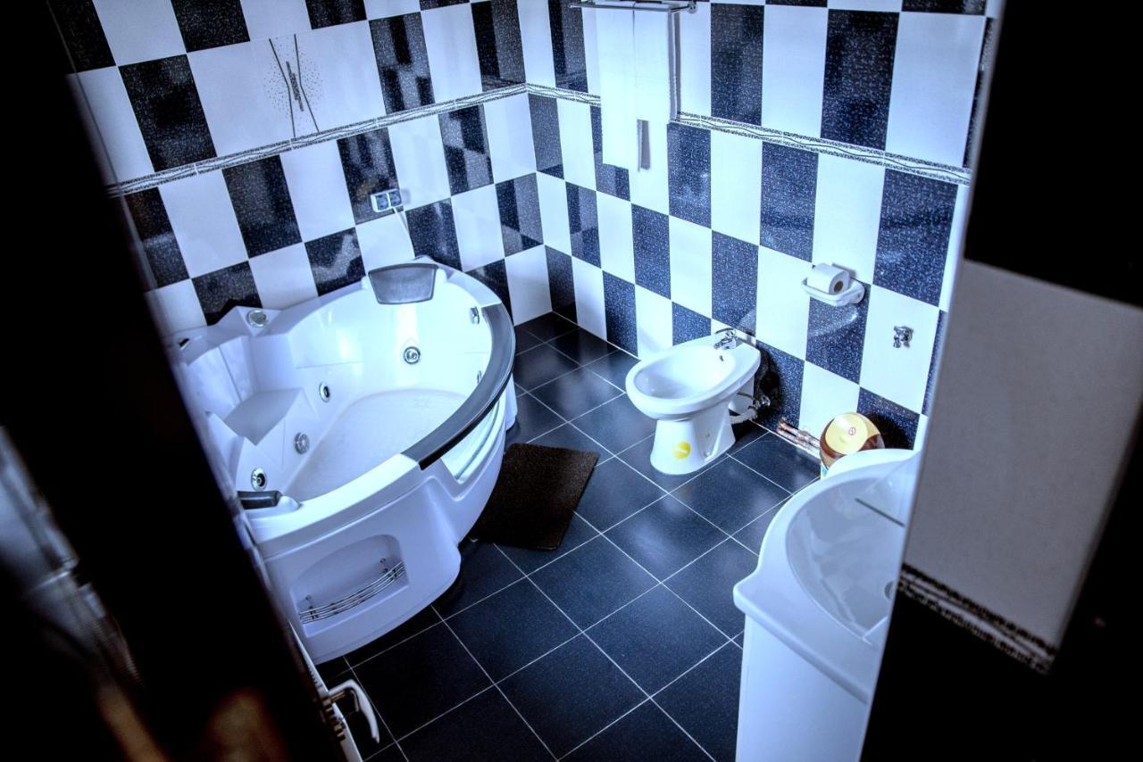 Casa Robi Hotel Pestisani Bagian luar foto