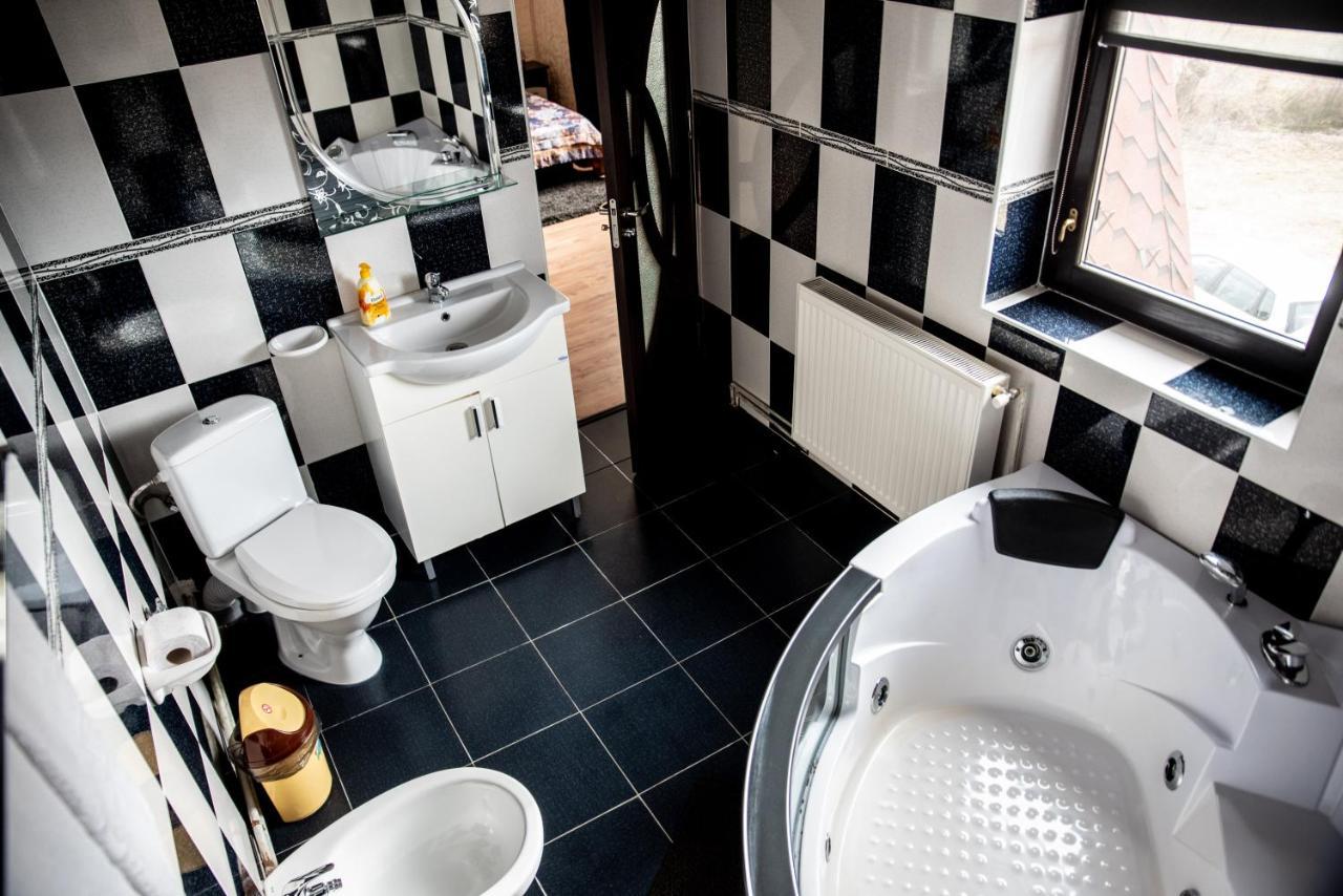 Casa Robi Hotel Pestisani Bagian luar foto