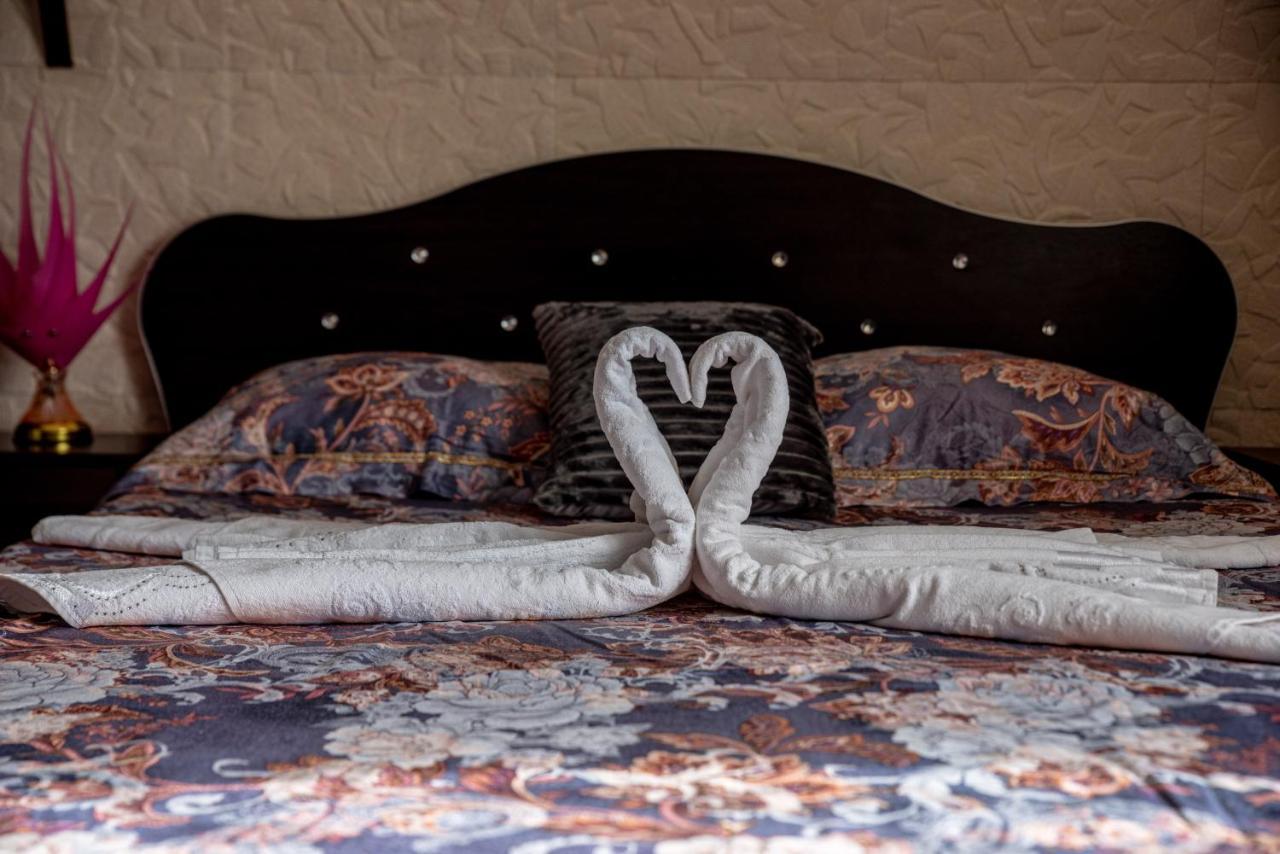 Casa Robi Hotel Pestisani Bagian luar foto