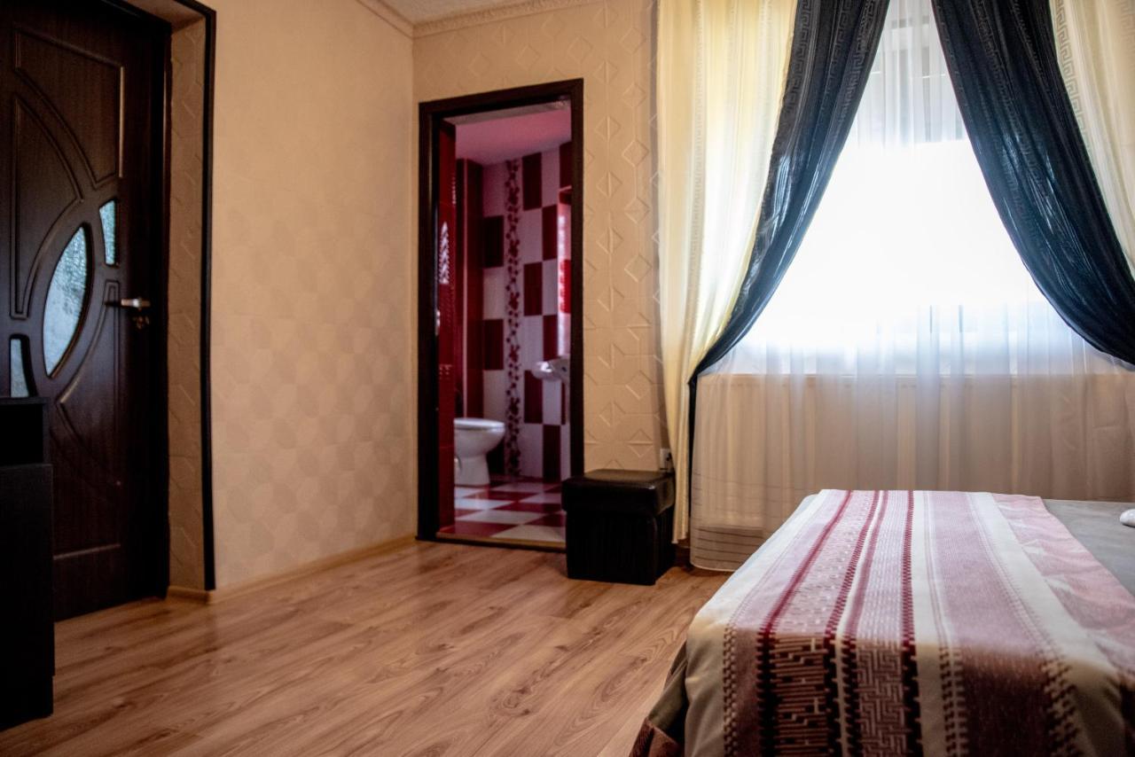 Casa Robi Hotel Pestisani Bagian luar foto