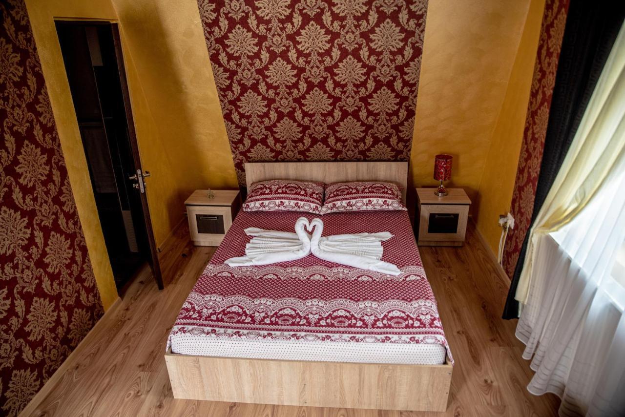 Casa Robi Hotel Pestisani Bagian luar foto